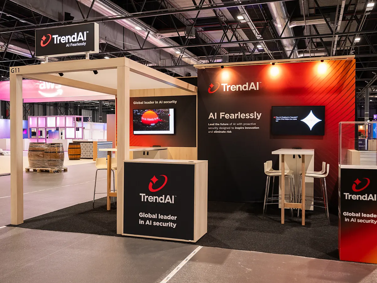 Dubbele stand van Trend AI met rode prints, twee schermen en twee balies met logo