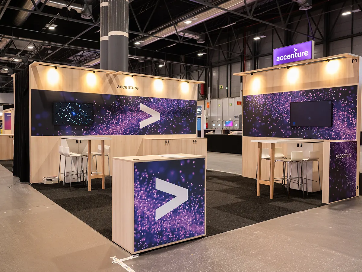 Hoekstand van Accenture met paarse sterrenprint op de wanden, een scherm en een balie met het logo
