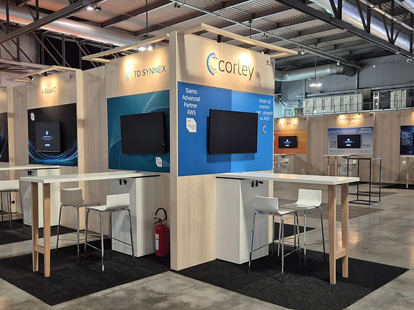 Rij gekoppelde stands van onder andere Corley en TD Synnex, elk met een scherm en een statafel